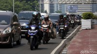 Sejumlah kendaraan nampak melintasi trotoar di kawasan MRT Dukuh Atas yang tertutup pot bunga.
