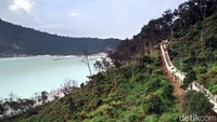Inilah Skywalk Cantigi, wahana baru di obyek wisata Kawah Putih Bandung. Skywalk Cantigi ini akan jadi spot foto baru favorit wisatawan (Wisma Putra/detikcom)