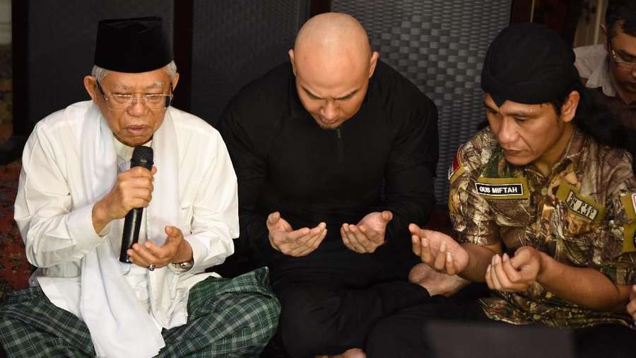 Momen Deddy Corbuzier Salat Diimami Ma ruf Amin Foto 5