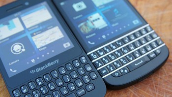 BlackBerry model baru akan rilis tahun ini oleh perusahaan baru, OnwardMobility dengan ciri khas keyboard fisik dan disertai 5G. Nah mungkin ponsel jadul BlackBerry sejenis akan jadi inspirasinya. Inilah salah satunya, BlackBerry Q5 yang lahir pada tahun 2013. Di Indonesia, handset dengan OS BlackBerry 10 versi ekonomis itu dibanderol dengan harga retail Rp 3,9 juta. Murah karena ponsel BlackBerry lain semacam Q10 waktu itu harganya di atas Rp 5 juta. Foto: Pocket Lint