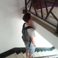 Turis asal Belanda ini kesulitan saat berjalan-jalan di China. Karena terlalu tinggi, ia harus sering membungkuk jika tidak ingin kepalanya terbentur. Foto: Dok. Boredpanda