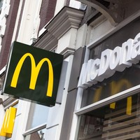 Seorang pelayan McDonalds dipecat karena menambahkan selembar keju ke dalam hamburger pesanan teman kerjanya. Restoran cepat saji itu keberatan karena dengan menambahkan keju, maka menu yang dipesan berubah menjadi cheeseburger sehingga harganya seharusnya lebih mahal. Ia dianggap melanggar aturan perusahaan yang melarang karyawannya memberi makanan gratis untuk keluarga, teman dan rekan kerja.  Foto: iStock