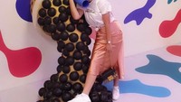 Saking cintanya dengan boba tea. Lihat nih, gaya Rebecca saat sedang berfoto dengan hiasan boba milk tea. Lagi ada dimana ya? Foto: Instagram@rklopperr