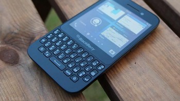 “Smartphone ini dilengkapi dengan keyboard fisik klasik yang dicintai oleh pengguna BlackBerry dan yang dapat digunakan untuk menikmati banyak keuntungan dari sistem operasi (OS) BlackBerry 10,” sebut BlackBerry ketika itu. Foto: Pocket Lint
