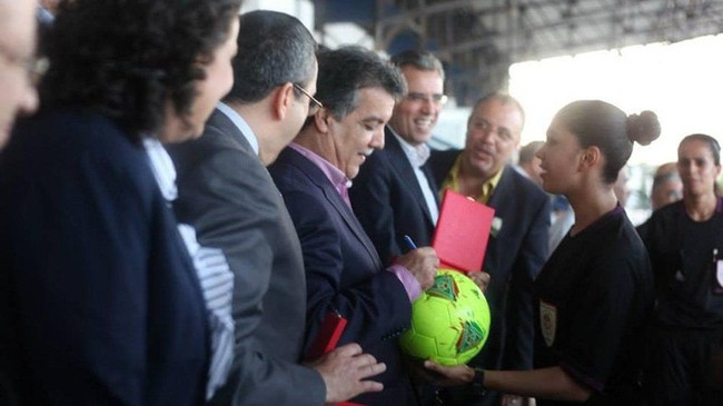 Seperti dikutip dari laman Vogue Arabia, wanita Arab lainnya merasa bangga karena Ganoiati bisa menjadi wanita Arab dan Afrika pertama yang menjadi wasit pertandingan seri A Liga Tunisia. Foto: Dok. abouther.com