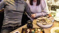 Ada tiram dan steak yang jadi santapan Shandy dan David di luar negeri. Cuaca dingin membuat keduanya kompak pakai baju hangat. Foto: Instagram shandyaulia
