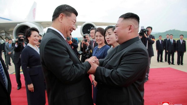 Momen Keakraban Kim Jong Un Sambut Kedatangan Xi Jinping di Korut