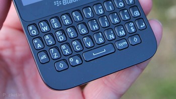Keyboard khas BlackBerry ada di Q5, dipadukan layar sentuh. Ia adalah handset dengan OS BlackBerry ketiga setelah BlackBerry Z10 dan Q10 yang diluncurkan pada awal 2013. Pada waktu itu, BlackBerry 10 diharapkan mampu melawan dominasi deretan ponsel Android dan iPhone. Foto: Pocket Lint Foto: Pocket Lint
