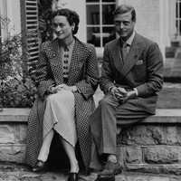 Raja Edward VIII mencintai sosialita asal Amerika, Wallis Simpson, dan berniat menikahinya. Pada 1936, kakak dari Ratu Elizabeth II ini turun tahta karena anggota parlemen tidak menerima kehadiran Wallis menjadi ratu dengan status sebagai janda. Foto: Central Press/Getty Images