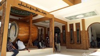 Suasana Masjid Al-Mbejaji di Sleman, DIY, Jawa Tengah sudah mulai ramai menjelang waktu Salat Jumat.