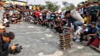 Para penikmat skateboard akan unjuk kebolehan menampilkan kemampuan bermain skateboard mereka di hari skateboard sedunia yang diselenggarakan di Kalijodo, Jakarta.