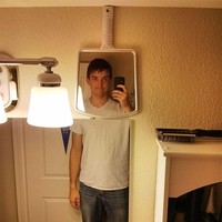 Solusi orang tinggi saat cermin di kamar tidak muat memantulkan tubuhnya, memasang cermin tambahan. Foto: Dok. Boredpanda