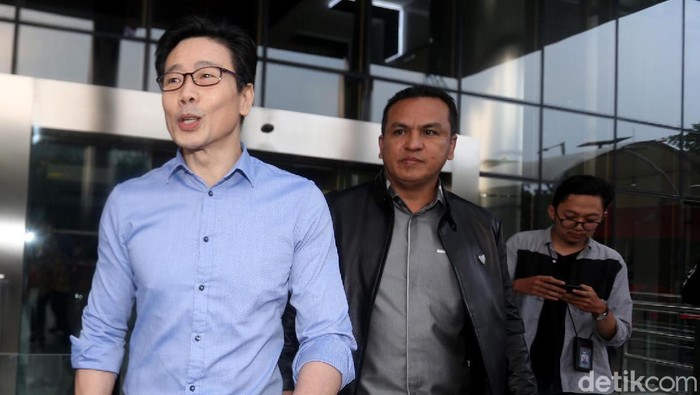 Samin Tan kembali diperiksa KPK, Jumat (21/6) setelah sebelumnya urung hadir pada Selasa (18/6) lalu. Usai diperiksa ia terlihat sangat semringah.