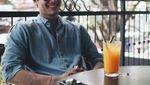 Momen Pesinetron Ganteng Rizky Billar Saat Jadi Barista dan Nongkrong di Kafe