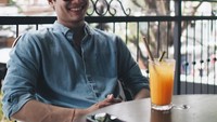 Sepertinya es jeruk jadi minuman favorit Rizky. Lagi-lagi ia memesan es jeruk saat nongkrong di kafe. Foto: Instagram rizkybillar