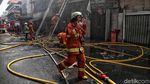 Kios Kembang Api yang Terbakar di Pasar Asemka Berhasil Dipadamkan