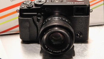Kamera compact terbaru seri Fujifilm X-Pro1 diperkenalkan di ajang International Consumer Electronics Show 2012 yang diselenggarakan di Las Vegas Convention Center, Nevada, Amerika Serikat, pada 12 Januari 2012 silam. Bruce Bennett/Getty Images.