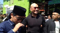 Tak ada raut tegang dari wajah Deddy jelang mengucapkan dua kalimat syahadat. 