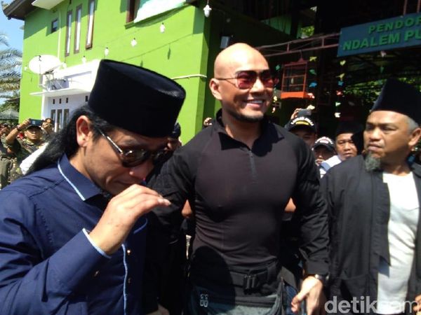 Jadi Mualaf, Deddy Corbuzier Tebar Senyuman