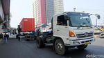 Detik-detik Evakuasi Kontainer di Kolong Flyover Pesing