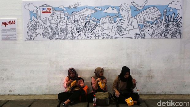 Seniman membuat mural Wajah Baru Jakarta di Terowongan Jalan Kendal, Jumat (21/6/2019). Mural tersebut dibuat dalam rangka menyambut HUT ke-492 DKI Jakarta.