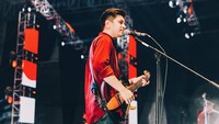  Memulai karir sejak tahun 2009, Febri dikenal sebagai anggota grup musik HIVI! di vokal dan gitar. Sekaligus aktif menulis lagu. Foto: Instagram @febriannindyop