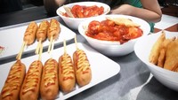 Meskipun bertubuh kurus, namun Han Ji Min terlihat sedang menikmati makanan populer asal Korea. Mau? Foto: Instagram@roma.emo