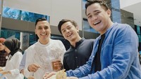 Ekspresi bertemu tahu isi dan bakwan. Betapa Ramadhan bisa kembali mengingatkan kita semua bahwa kebahagiaan sebenarnya bisa datang dari hal sederhana. Komen #teambakwan klo kmu suka bakwan dan #teamtahuisi klo kmu suka tahu isi 🕺 Alhamdu..? tulisnya di Instagram miliknya. Foto: Instagram @febriannindyop