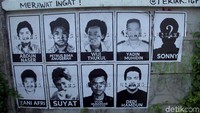Deretan foto korban tragedi Mei 1998 itu menghiasi dinding pembatas JPO Politeknik UI Depok, Jawa Barat.