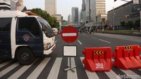 Jalan yang menuju ke Bundaran HI, Jakarta Pusat, ditutup, salah satunya adalah Jalan MH Thamrin, Sabtu (22/6/2019).