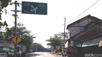 detikcom menulusuri jalan dari Boyolali Kota menuju Juwangi, Sabtu (22/6/2019). Ada dua jalan yang bisa ditempuh dari Boyolali Kota ke Kecamatan Juwangi. Melalui jalur barat, yaitu melewati Sruwen (perbatasan Boyolali-Kabupaten Semarang) ke arah timur melintasi jalan raya Sruwen-Karanggede-Gemolong. Sampai di perempatan Karanggede mengambil jalan lurus ke arah Kecamatan Wonosegoro. Sampai di pertigaan Desa Ngaren Juwangi ke kiri untuk menuju Kantor Kecamatan Juwangi.