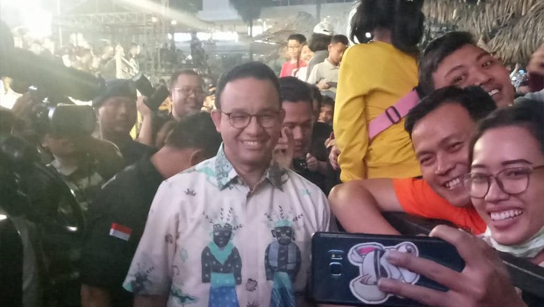 Anies Jadi Sasaran Selfie Warga di Panggung Hiburan HUT Ke-492 DKI Anies Jadi Sasaran Selfie Warga di Panggung Hiburan HUT Ke-492 DKI