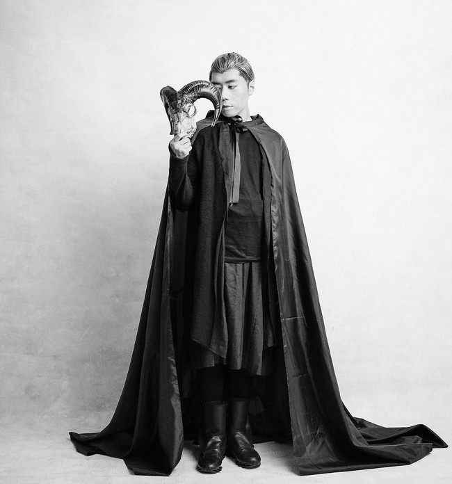 Dalam sebuah pemotretan, Roy Kiyoshi membungkus tubuhnya dengan jubah serba hitam berikut aksesori tanduk sebagai fashion statement. (Foto: Instagram/@roykiyoshi)