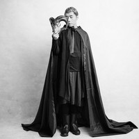 Dalam sebuah pemotretan, Roy Kiyoshi membungkus tubuhnya dengan jubah serba hitam berikut aksesori tanduk sebagai fashion statement. (Foto: Instagram/@roykiyoshi)