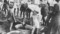 Sejumlah warga Belanda mengantre mendapatkan air bersih di salah satu pemukiman di Batavia sekitar tahun 1955. Three Lions/Getty Images.