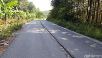 Sementara melalui jalur timur, kondisi jalan sudah bagus semua. Dari Kemusu hingga pertigaan Ngaren, kondisi jalannya sudah mulus berupa cor beton dan sebagian jalan beraspal.