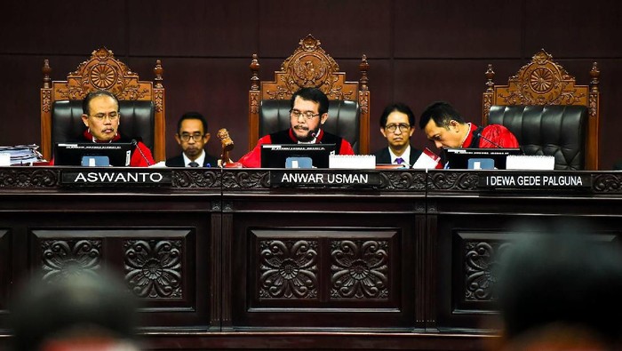 Ada pemandangan menarik seusai sidang sengketa Pilpres 2019 di MK. Tim hukum Jokowi-Prabowo nampak berfoto bersama untuk cairkan suasana. Penasara? Yuk, lihat.