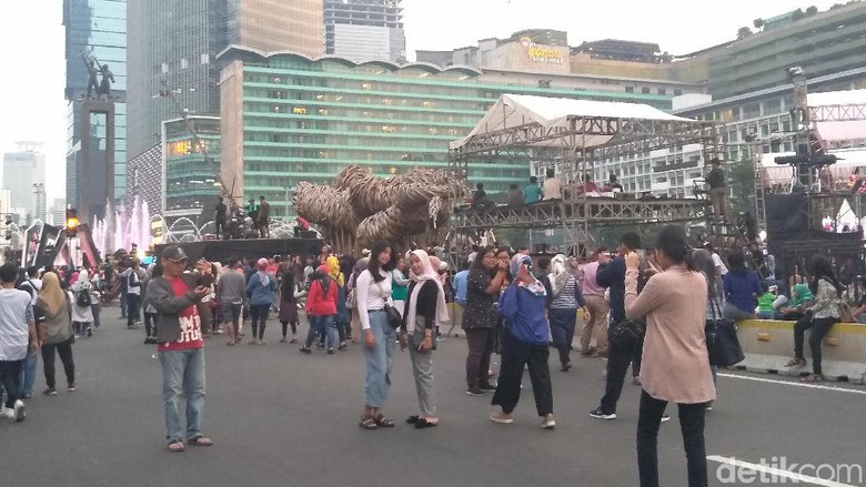 Antusiasme Warga Sambut Peringatan HUT Ke-492 DKI di Bundaran HI Antusiasme Warga Sambut Peringatan HUT Ke-492 DKI di Bundaran HI