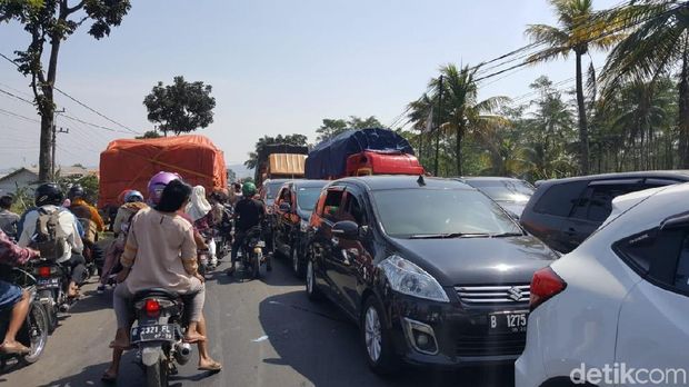 Hindari Macet di Jalur Selatan Brebes Dampak Pengecoran Jalan