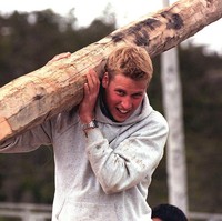 Ia juga ikut membantu warga desa membangun jembatan yang terbuat dari kayu. (Foto: Toby Melville-Pool/Getty Images)