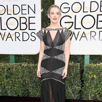 Ini penampilan Riley di karpet merah Golden Globes 2017. (Foto: Getty Images)