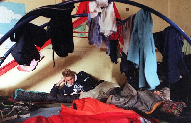 Selama menetap di sana, Pangeran William diperlakukan sama seperti anggota lainnya dari tim Raleigh International. Tak ada fasilitas mewah. Pewaris kedua takhta Kerajaan Inggris ini tidur melantai di kasur lipat beratapkan jemuran baju. Semua tim tinggal dalam satu ruangan, tidur di matras dan harus berbagi satu toilet, kata Malcolm Sutherland, pemimpin tim tersebut, seperti dikutip Express. (Foto: Toby Melville-Pool/Getty Images)