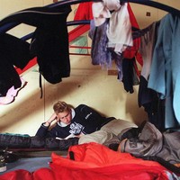 Selama menetap di sana, Pangeran William diperlakukan sama seperti anggota lainnya dari tim Raleigh International. Tak ada fasilitas mewah. Pewaris kedua takhta Kerajaan Inggris ini tidur melantai di kasur lipat beratapkan jemuran baju. Semua tim tinggal dalam satu ruangan, tidur di matras dan harus berbagi satu toilet, kata Malcolm Sutherland, pemimpin tim tersebut, seperti dikutip Express. (Foto: Toby Melville-Pool/Getty Images)