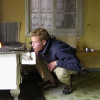 Hidup di desa terpencil berarti segala sesuatu dilakukan secara manual, termasuk urusan menyalakan kompor. Pangeran William tampak mencoba meniup sumbu kompor agar api menyala. (Foto: Toby Melville-Pool/Getty Images)