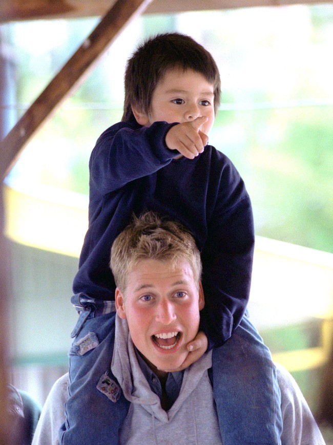 Momen manis ketika kakak dari Pangeran Harry ini bermain dengan anak warga lokal. Kini Pangeran William sudah memiliki keturunan sendiri, tiga anak buah cintanya dengan sang istri, Kate Middleton. (Foto: Toby Melville-Pool/Getty Images)