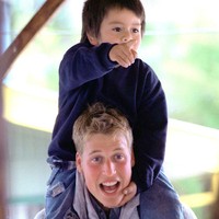 Momen manis ketika kakak dari Pangeran Harry ini bermain dengan anak warga lokal. Kini Pangeran William sudah memiliki keturunan sendiri, tiga anak buah cintanya dengan sang istri, Kate Middleton. (Foto: Toby Melville-Pool/Getty Images)