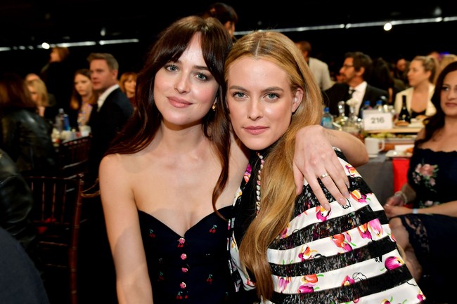 Riley cukup akrab dengan para bintang Hollywood lainnya. Tanpa terkecuali aktris Dakota Johnson. (Foto: Getty Images)