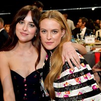 Riley cukup akrab dengan para bintang Hollywood lainnya. Tanpa terkecuali aktris Dakota Johnson. (Foto: Getty Images)