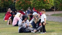 Dalam rangka merayakan HUT DKI Jakarta ke-492, Pemprov DKI menggratiskan biaya masuk ke Monas.