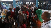 Sejumlah warga mengantre untuk menjajal bus Transjakarta gratis dalam rangka merayakan HUT DKI ke-492, hari ini, Sabtu (22/6/2019).